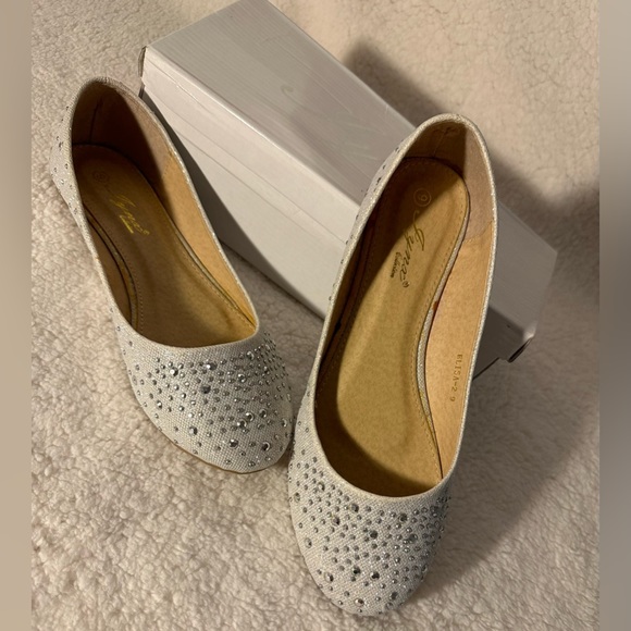 Iynx Brand shoes Silver with Rhinestones - Picture 14 of 15